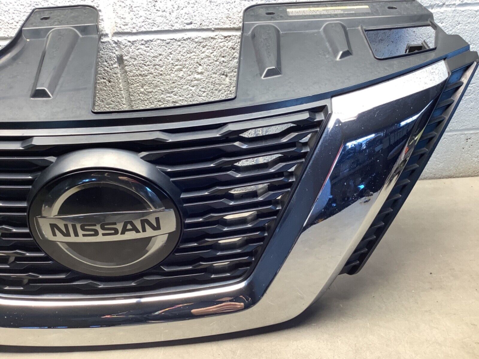 2017-2020 Nissan Rogue Front Upper Grille W/Logo VERY NICE‼️OEM 62310 F7W0A