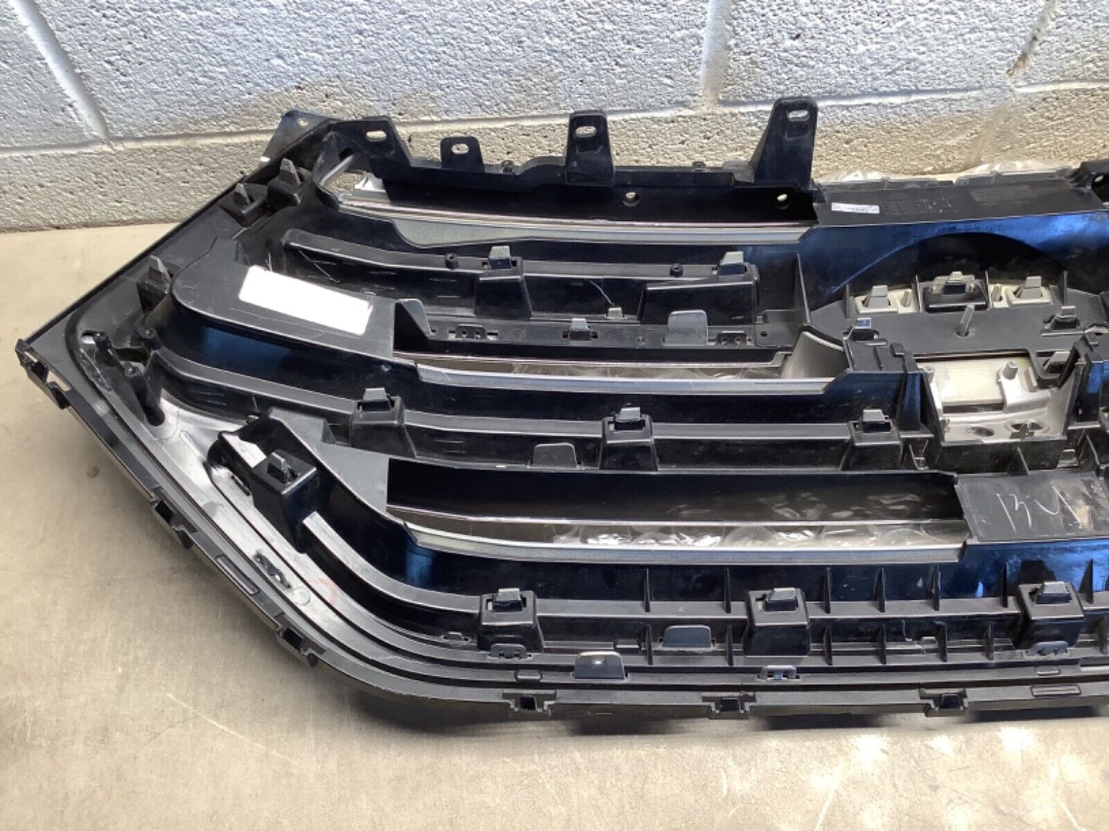 2015-2018 Ford Edge Titanium Grille W/Camera Hole TABS GREAT‼️OEM FT4B-8200-A